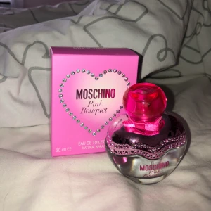 Moschino Parfym - Säljer denna Moschino parfym då jag har dubbletter och denna inte kommer till användning. Nypris: 500kr