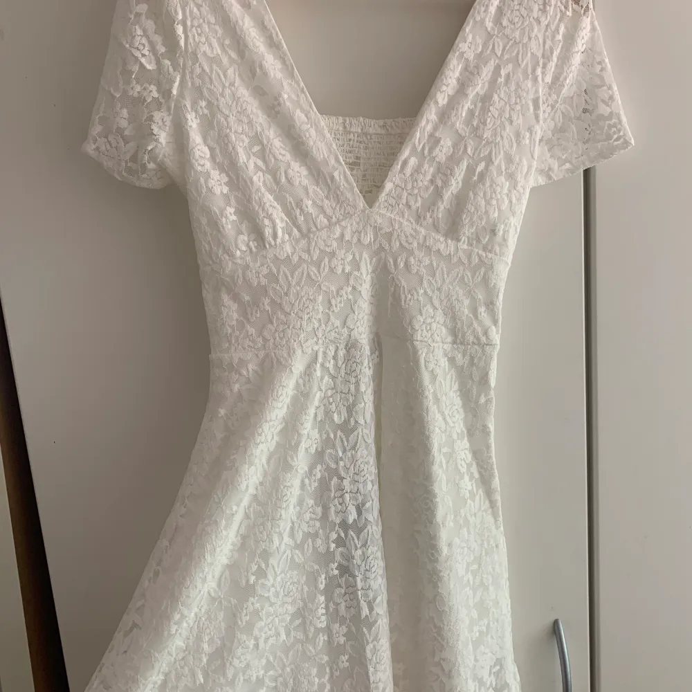 Fin vit klänning perfekt till studenten! Säljer eftersom jag hittat en ny klänning. Storlek 38, helt oanvänd enbart testad. Frakten ligger på 66kr, kan skickas direkt! Original pris är 500kr finns inte längre att köpa. Klänningar.