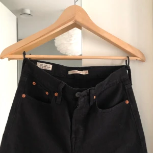 LEVIS - WEDGIE STRAIGHT JEANS - Säljer mina Levis Wedgie Straight Jeans i storlek W25 L28, då de blivit för små för mig. Köpta på Carlings för 999:-. Använda 1-3 ggr, MYCKET fint skick!!🦋 Mitt pris: 350kr + 60kr i frakt. Betalning sker via Swish💜Skriv för fler bilder🥰