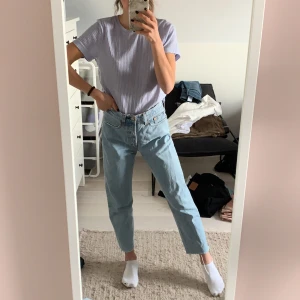 Levis raka jeans strl 27 - Wedgie jeans från Levis, denna modell säljs inte lägre. Sjukt nice passform, croppade ben. Strl 27. Bra skick.