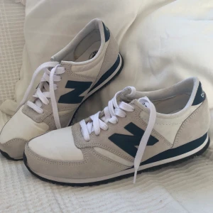 New Balance - New Balance 420 i väldigt bra skick! Frakt tillkommer och betalningen sker via Swish.