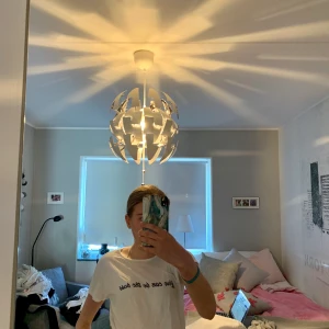 Vit t-shirt med text  - Säljer denna vit t-shirt med en svart text på. Asnygg till sommaren med ett par shorts eller jeans.