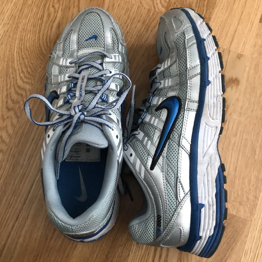 Silvriga & blå Nike p-6000 i storlek 41. Använda men i bra använt skick. Inköpta för 1199kr. Skickas spårbart (63kr) med postnord eller möts upp i Stockholm.. Skor.