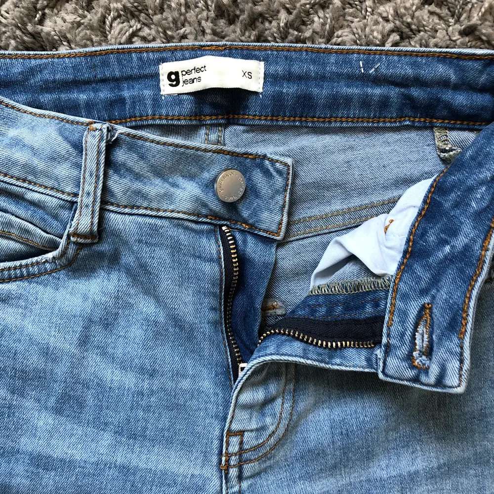 Utsvängda jeans från ginatricot i storlek Xs köptes för 499kr och säljes för 189kr GRATIS FRAKT. Jeans & Byxor.