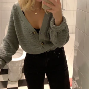 Kofta med knappar - En stickad kofta med knappt från Monki! Sparsamt använd. Skicket är så gott som ny! ☺️💗 