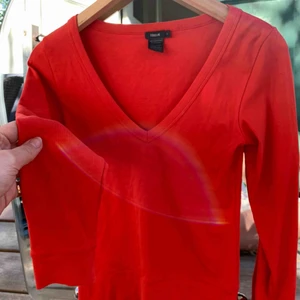  - Röd superskön bomullströja som är perfekt att ha ett linne över