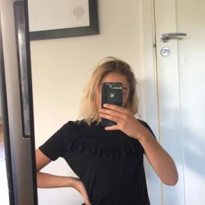 tröja med volang  - Så söt tröja med volang 🖤 frakt på 36 kronor tillkommer 