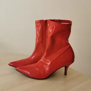 Skorna är oanvända, så i väldigt gott skick. Köpta från NLY shoes. Färg: Röd lack. 