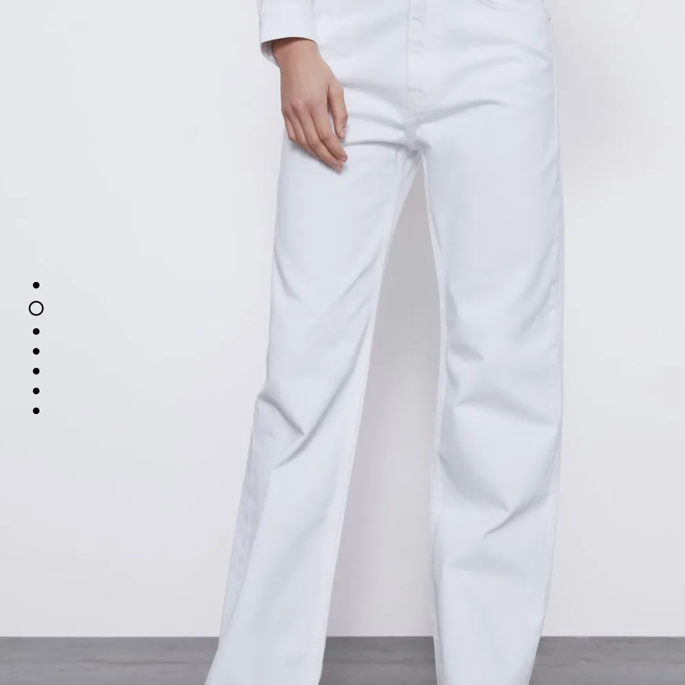 Supersnygga vita jeans raka hela vägen som va för små för mig. Köparen står för frakten. Storlek 38🌞 (första o sista bilderna är inte mina). Jeans & Byxor.
