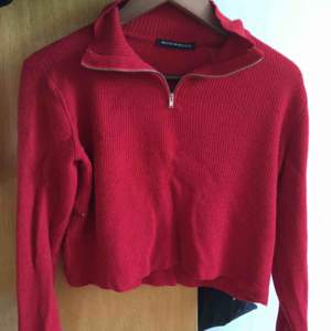 Röd tröja från brandy Melville med silvrig dragkedja. Köpt för ett år sedan men använt Max 4 gånger. Kan mötas upp i Sthlm annars står köparen för kostnad av frakt. 