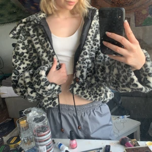 Vit leopard jacka - Jättefin fale pälsjacka. Superfin kvalitet. Använder få gånger. Storlek är oklart men skulle tro S