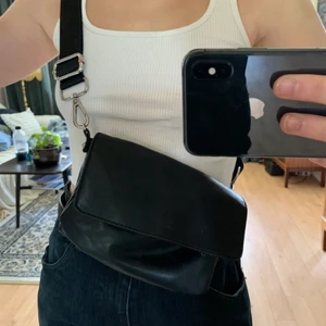 Väska med brett band - Mjuk väska med brett axelband! Går att ställa om axelbandet. Magneten som gör så att väskan hålls stängd har lossnat, men jag har haft väskan som den är nu utan problem. Säkert lätt att laga också, men därav billigt pris :)