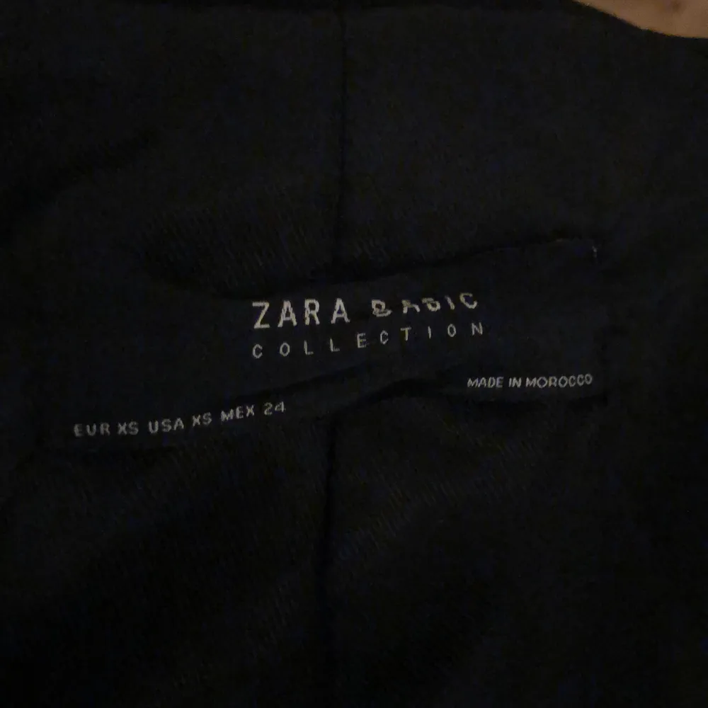 Jacka från Zara, använt fåtal gånger. Riktigt fint skick. Storlek XS men fungerar för de med storlek S. Jackor.