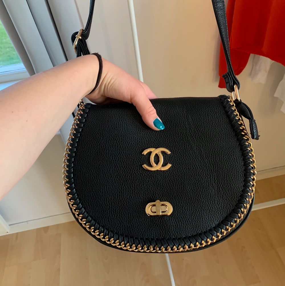 Chanel inspirerad väska! Jättesnygg & cool och har extremt bra kvalite för att vara oäkta. Finns väldigt många fack & den rymmer massor, syns dock inte så bra på bilden (skicka för fler) . Aldrig använd så helt nyskick, finns inte ett enda fel på den!. Väskor.