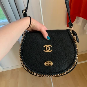 ”Chanel” väska - Chanel inspirerad väska! Jättesnygg & cool och har extremt bra kvalite för att vara oäkta. Finns väldigt många fack & den rymmer massor, syns dock inte så bra på bilden (skicka för fler) . Aldrig använd så helt nyskick, finns inte ett enda fel på den!