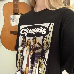 Clueless tshirt - En najs oversized tshirt med Clueless tryck, köpt secondhand🪐💞. Köparen står för frakt.