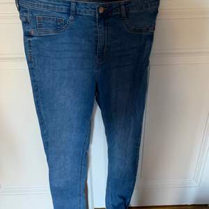 Säljer ett par raka jeans från Gina tricot i modellen Molly i storlek L men passar M också! Jättebra skick men inte min stil längre tyvärr! Nypris är 499kr