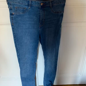 Raka blåa jeans - Säljer ett par raka jeans från Gina tricot i modellen Molly i storlek L men passar M också! Jättebra skick men inte min stil längre tyvärr! Nypris är 499kr