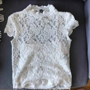  - Den gulligaste toppen från Zara i den perfekta sommarviben💓 Helt ny och oanvänd, säljes Pga att det inte riktigt är min stil😊 passar allt från XS-M, frakt tillkommer!