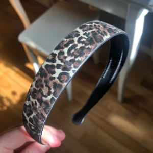 Söt leoparddiadem - Diadem med leopard print. Kan frakta för 11 kr ! 