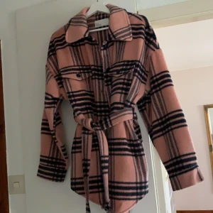 Oversized checked jacket  - Säljer denna jacka ifrån Nelly! Den är oversized, så den passar XS-M 🥰