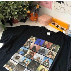 Cool t-shirt strl L  - Cool t-shirt från ett ungdomsföretag. Köpte denna här på Plick men tycker att den är för stor på mig. På tröjan är det bilder på svenska kvinnliga förebilder/feminister. Storlek L men passar större/mindre beroende på hur man vill att den ska sitta :)