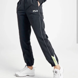 Fila Piping Woven byxor - Supersnygga byxor från Fila som är helt oanvända, prislapp finns kvar. Säljes pga för små för mig. Storlek XXXS men passar XS. Originalpris 540kr 