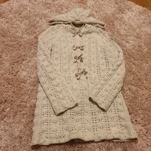 Odd molly long cardigan strl small  - Säljer min fina odd molly long cardigan i strl small. Använt 2 gånger i fint nyskick. Köptes på oddmolly butiken för 2500kr, kvitto finns någonstans här hemma ❤  säljes för 800kr.