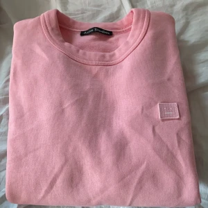 Acne  - Acne sweatshirt  till salu eftersom jag inte använder den, den ”ska” vara oversized. Köpte den på acne studios för 2000 för 2 månader sedan. Säljs för 650 