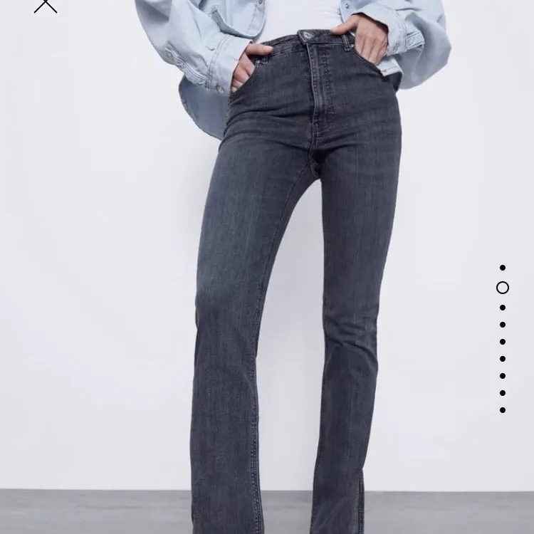Skit populära och coola gråa jeans med slits från zara! De är nästan aldrig använda (ksk 4 ggr)!! Pris+frakt. Jeans & Byxor.