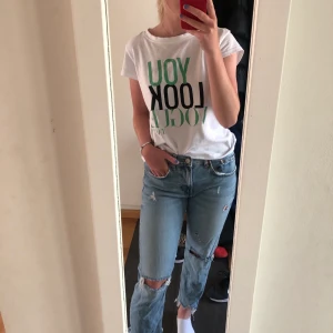 Zara boyfriend jeans - Boyfriend jeans från Zara i strl 36. Sparsamt använd därav iprincip nyskick!