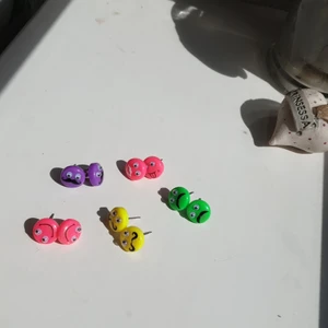 Smiley örhängen - Smiley örhängen med olika motiv och färger! Super söta och aldrig använda. 10 kr styck🥰👍