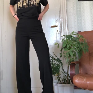 byxor - helt oanvända byxor från boohoo, långa i modellen och räcker hela vägen till golvet för mig som är 1.68cm 🖤 
