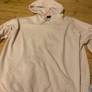 hoodie ifrån monki - ljusrosa hoodie ifrån Monki i strl M då jag ville ha den oversized! använd fåtal gånger
