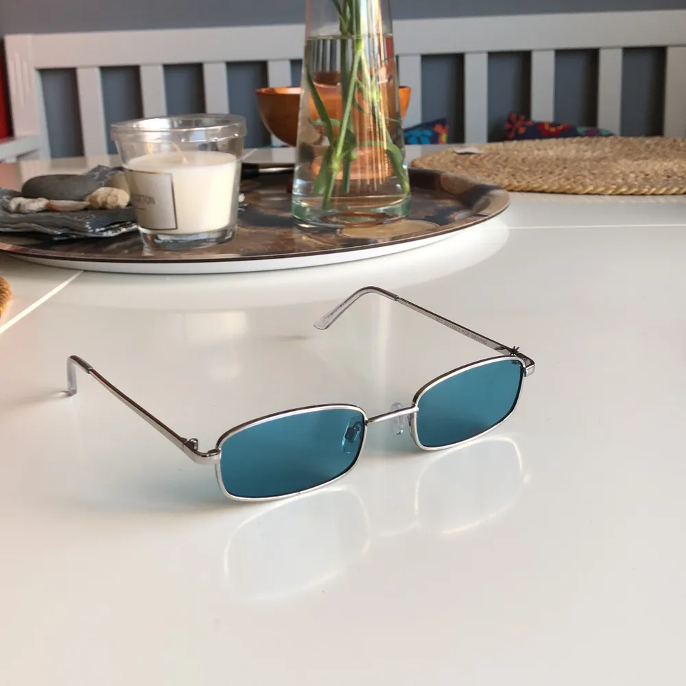 Riktigt feta solbrillor med blått glas, perfekta till sommaren.. Accessoarer.