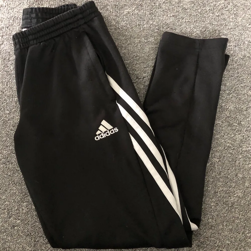 Adidasbyxor i fint skick, 150kr+frakt, skriv för mer information . Jeans & Byxor.