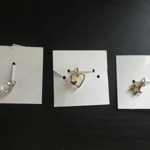 Hängsmycke  - Tre små hängsmycke! Oanvänd! 