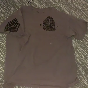 As fet t-shirt - Skiiiit fet tisha!!! As fett tryck på ryggen o på bröstet o aceln köp. Sitter oversized om man vill ha den så