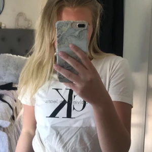 Calvin Klein topp - T-shirt från Calvin Klein. Knappt använd. Köparen står för eventuell frakt ☺️(nypris 399kr)