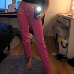 Hollister mjukisbyxor - Rosa hollister mjukisbyxor, otroligt mysiga och sköna!