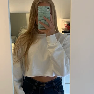 Cropped sweather från Prettylittlething  - Vit oversized croppad sweatshirt från Prettylittlething. S men passar en XS