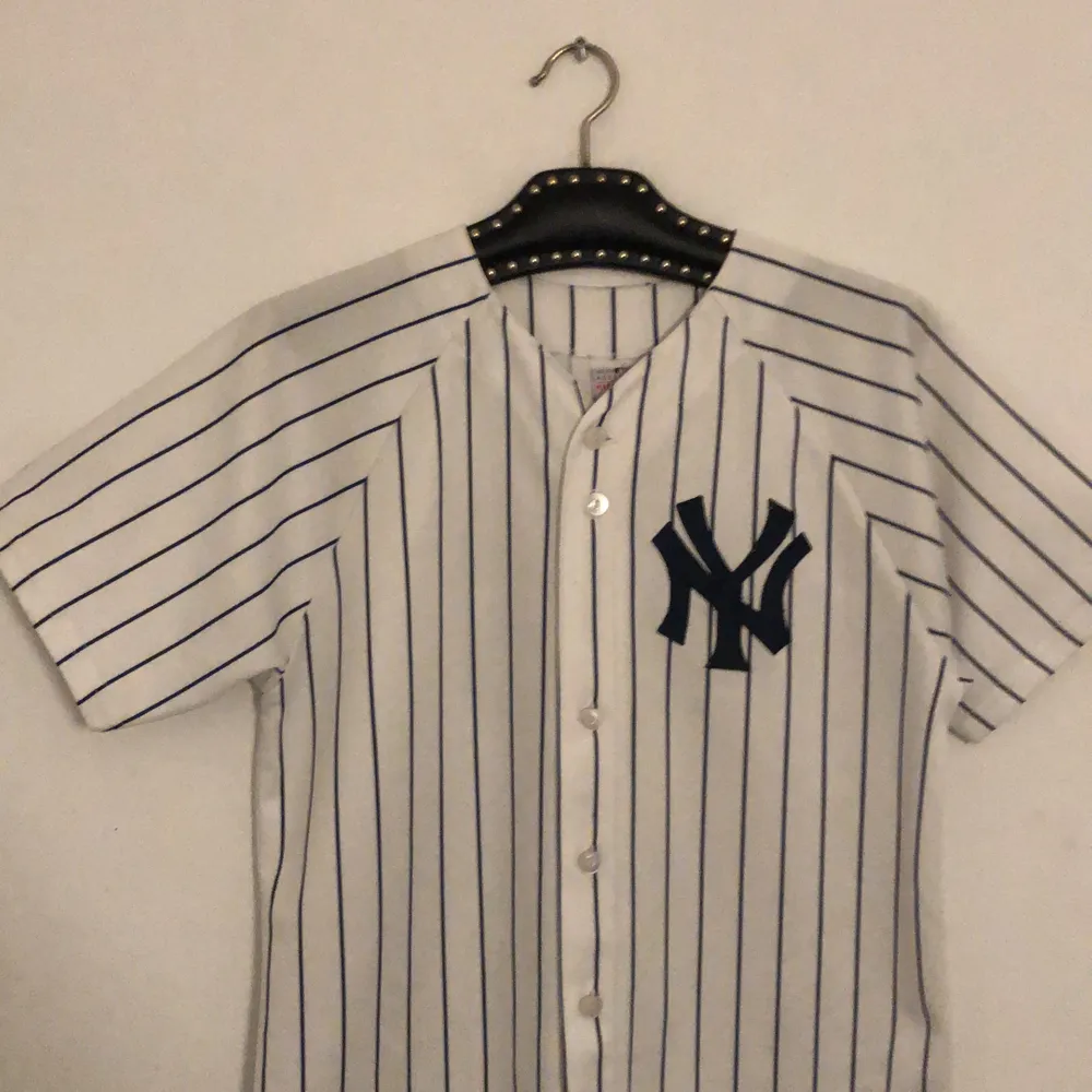 New yankees baseball tröja köpt i USA för 1000kr. Det står på den att den är i storlek XL men passar mig som har M. Köparen står för frakt!. T-shirts.