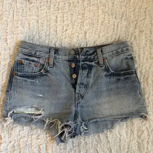 Säljer nu mina Levi’s 501 shorts. Ljusblå med slitningar. Endast använt 1-2 gånger, dem är som nya och i fint skick. 300kr inkl. frakt. 