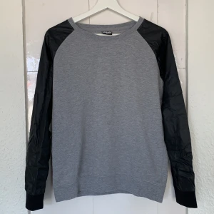 Sweatshirt med läderimitation  - Nyskick. Är i stl M, men tycker den är lite mindre i storleken.