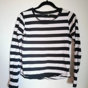 Randig tröja stl XS/S - En randig tröja som jag brukar ha under T-shirts säljer på grund av att den inte kommer till användning