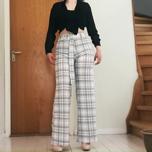 Byxor storlek 36 - Säljer nu dessa ursnygga byxor som tyvärr är lite för långa för mig som är 159 cm. Bär ett par mellanklackar på bilden. Endast testade och kan tänka mig dela på frakten vid snabb affär😊🥳