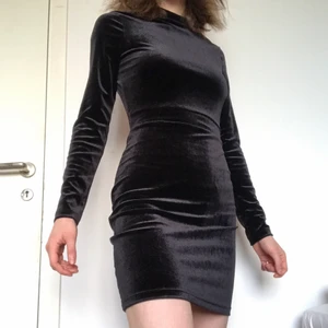 Sammetsklänning - Svart sammetklänning från HM Divided. Öppen rygg. Fan skitsnygg ju. Köp den.