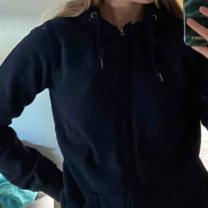  - Världens skönaste huvtröja, som tyvärr aldrig kommer till användning pga överflöd av huvtröjor💘 har, som ni ser på sista bilden, en liten ”skada” därav priset. Vet tyvärr inte var den är köpt