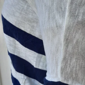 Kofta  - Säljer denna blåvita kofta ifrån BihBok. Funkar för M Frakt tillkommer 🥰❤