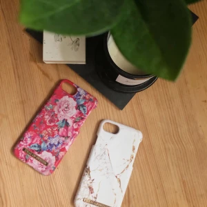 Mobilskal från Ideal of Sweden  - Mobilskal från Ideal of Sweden, knappt använda (det vita är i princip aldrig använt)! Passar iPhone 8/7/6. Frakt tillkommer 🌸 röda skalet är sålt!